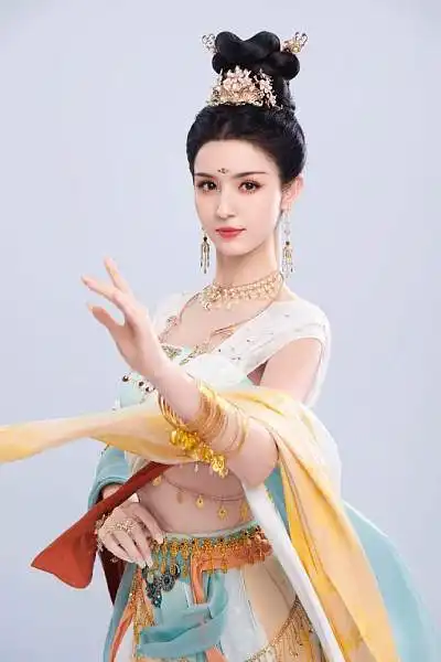 哈妮克孜一袭红衣今晚开播又有2部新剧来袭,聚焦热门题材,你打算先追哪一部
