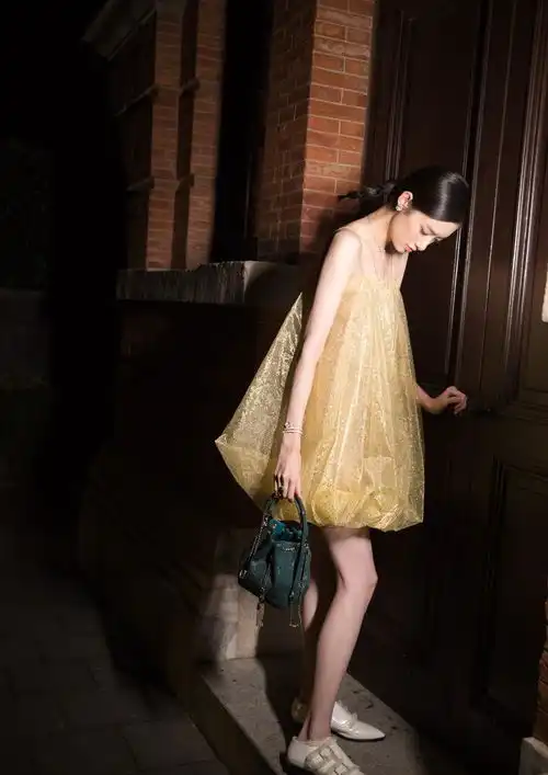 项偞婧不愧是超模届的黑马,穿3万4的绿色天鹅绒裙,冷艳清爽