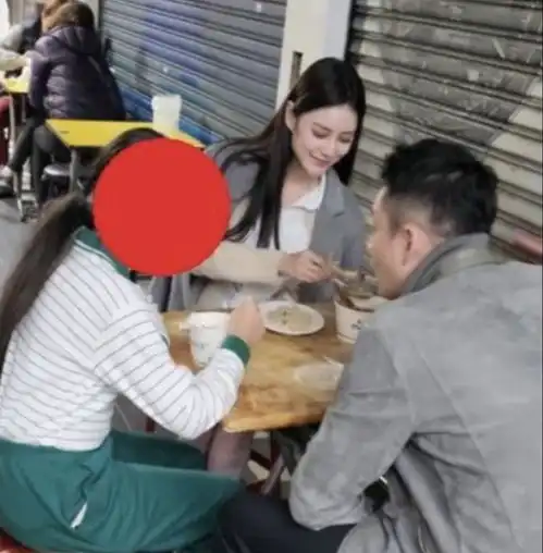 2月29日,汪小菲,和女友一起吃路边摊