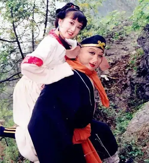 无法重拍的瞬间唐僧搂着观音,如来穿军大衣,八戒骑黑毛驴,沙僧吸烟