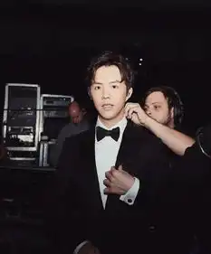 今年的维密上奚梦瑶摔倒令人揪心,抢镜的王思聪除了站着看秀,还有两次尴尬的同框...