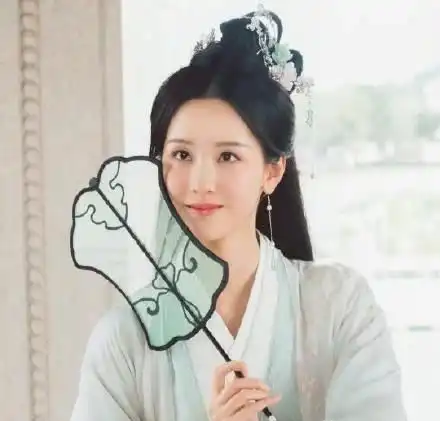 长月无烬开机,罗云熙挑战病娇,粉丝互撕,白鹿被女二艳压