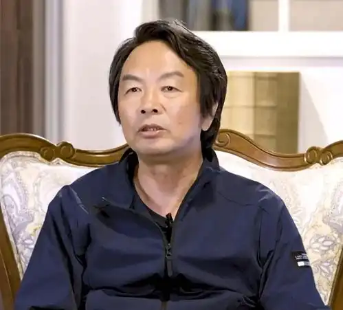 刘震云河南人的好客程度不亚于山东,甭管是谁,来了先敬三杯酒