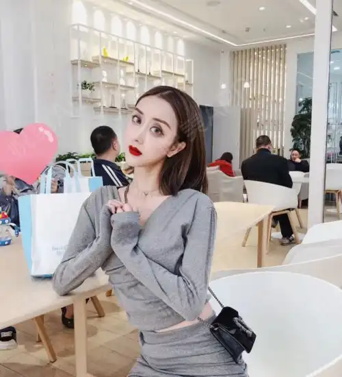 沉迷工作日渐消瘦美美喝一杯咖啡想想以前微微透着寒意...垫鼻尖悦美整形