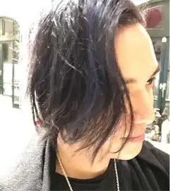 放弃遗产,带伤完成录制,如今他年将不惑,却依旧帅得不行
