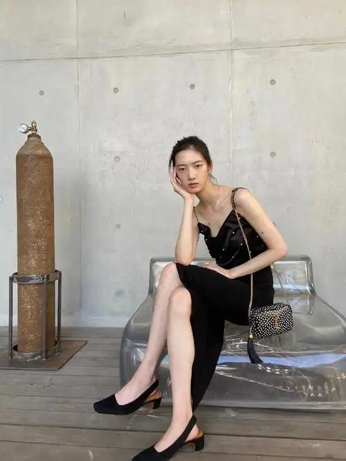 项偞婧高级感全开,穿蕾丝内衣配百褶衬衫,没有一丝俗艳尽显冷傲