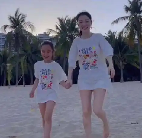 李小璐带女儿外出聚会,8岁甜馨长高腿长惊人,路边转圈差点摔倒