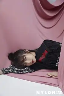 白色西装配百褶裙,深色妆容气场强大,走成熟风的杨紫a爆