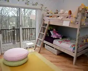 床上好多玩具,我也要抱抱
