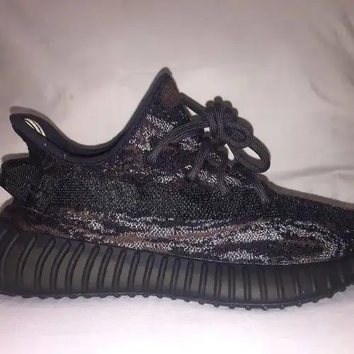 新版黑色满天星yeezy350新款设计实物泄露