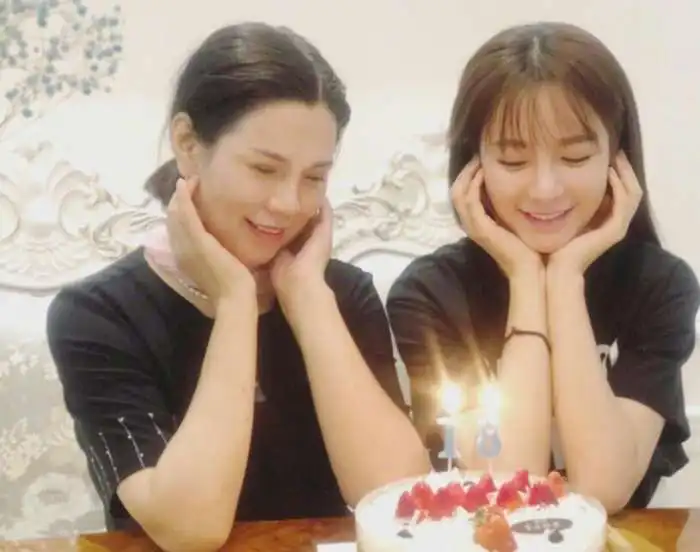 沈梦辰晒妈妈生日照,湖南朋友发来贺电母女俩一模一样