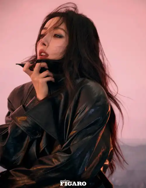 杨幂一身黑皮衣化身霸气女王烈焰红唇散发成熟光芒