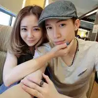 小女孩亲吻男孩的头像