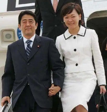 新闻记者冲上热搜背后牵出安倍一桩命案,首相都不敢查他