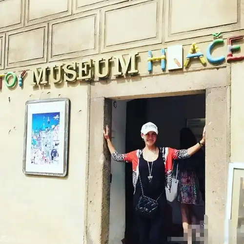 李玟晒三姐妹陪母亲旅行照