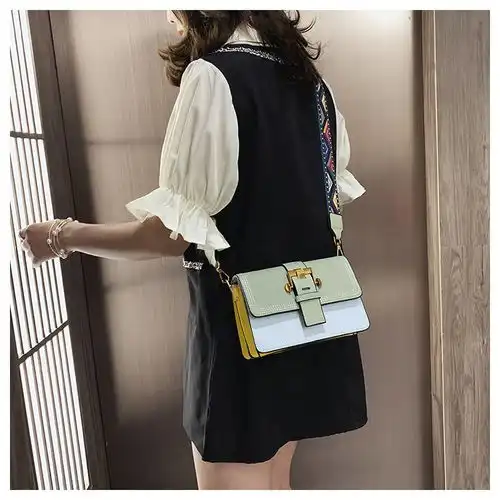 迪阿伦网红小包包女2020新款春夏潮ins斜挎链条港风时尚简约小方包