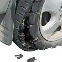 车胎爆了图片汽车车胎爆了真实照片