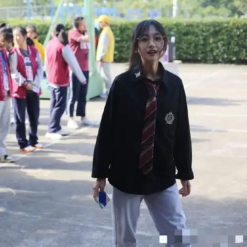 又1位满天星小姐姐时隔1年高考考场外1女生走红网络