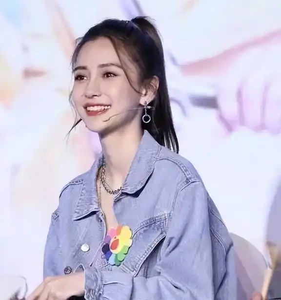 31岁杨颖上台领奖,摄影师无意关掉美颜,颜值翻车素颜照黄晓明女明星baby杨颖十六国网易订阅