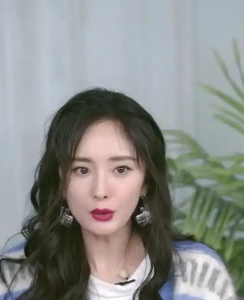 杨幂直播秀美腿,85花已褪去少女感,活动状态却有不一样韵味