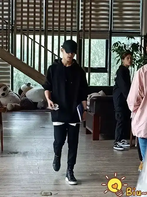 易烊千玺染发了还是黄色头发,但这个造型太炫,很多粉丝接受不了