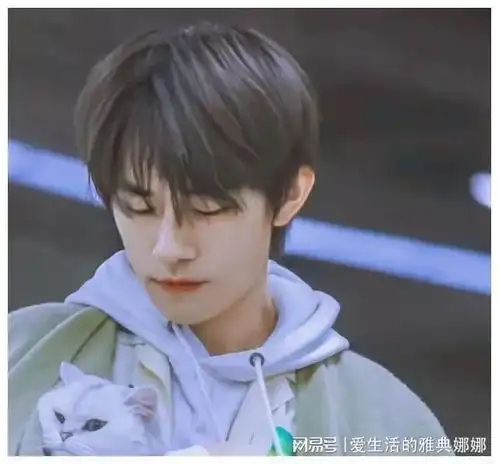 23岁易烊千玺近照流出,脸部消瘦嘴巴突出,网友惊称认不出