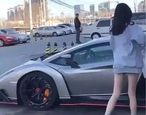 街头实拍9000万兰博基尼毒药,2.8秒破百,但亮点却是女车主