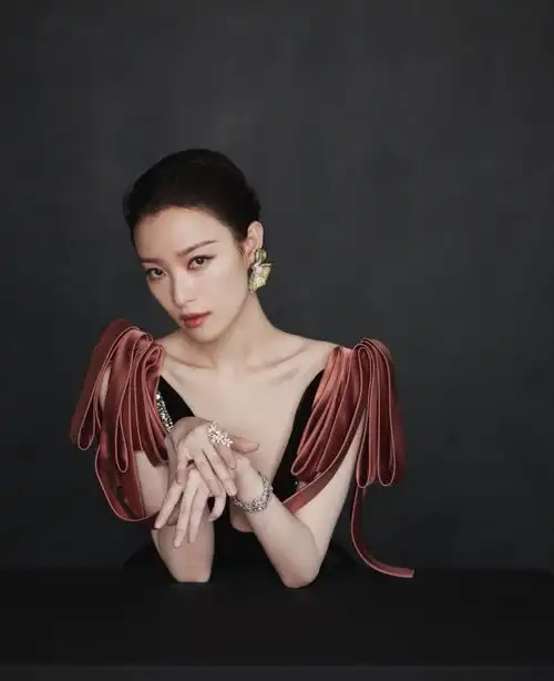 时尚芭莎红毯曝生图杨紫走成熟风,刘诗诗冷艳,倪妮穿高定又赢了