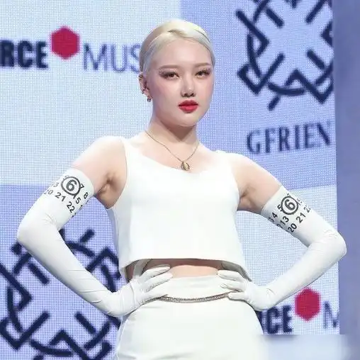 gfriend转型失败,从清纯到性感的转变,服装造型还行但妆容吓人
