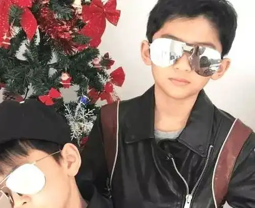 张柏芝视频暴露俩儿子性格,大儿子冷酷似足谢霆锋,二儿子超活泼
