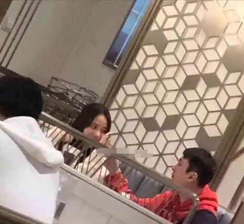 王思聪和18线网红吃饭,一个动作成亮点,不愧是网红收割机