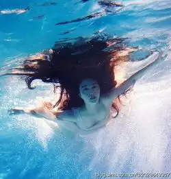 女星水底胴体隐现郑欣宜诱惑惊人baby八字胸微露