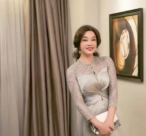 刘晓庆不扮嫩反而显气质,穿缎面裙优雅又高级,一看就有阔太派头