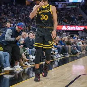 shams库里遭遇右膝扭伤正接受进一步评估预计不会缺席太久