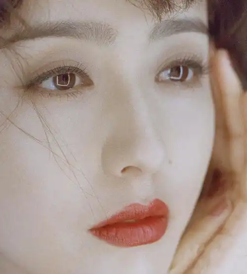 佟丽娅重返无滤镜时代,复古魅惑展露真性情,淡妆下美貌让人迷醉