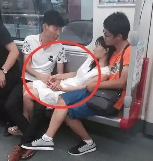 弟弟才上初一,同班的女同学为啥能这么成熟真是大开眼界
