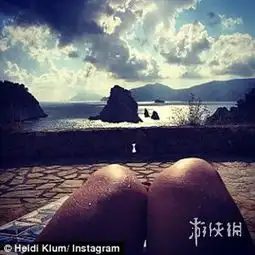 感觉gaygay的国外男生模仿美女发朋友圈美照