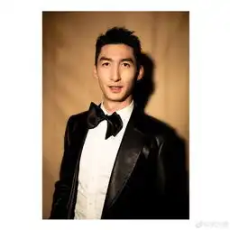 武大靖晒写真手拿白玫瑰绅士范十足