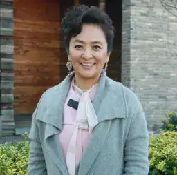 誓死不嫁中国人,三嫁老外都被退货,如今带日本儿子回国捞金