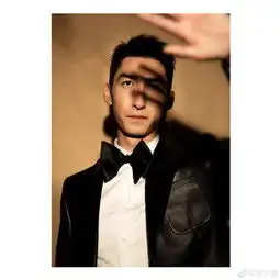 武大靖晒写真手拿白玫瑰绅士范十足