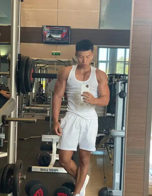 21岁大男孩撸铁上瘾,胸肌霸气腹肌如雕刻,小麦色肌肤健康迷人