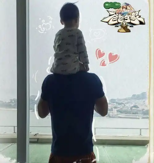 魏晨首晒孩子背影照,14个月小橙子坐在爸爸肩上看风景,萌态十足