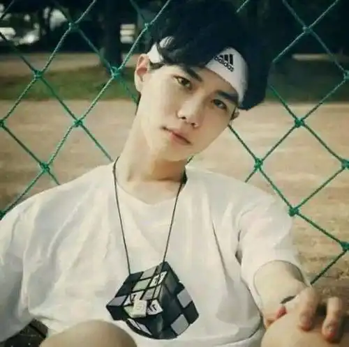 手机聊天时,如果qq上出现这几个标志,你们已经不是单纯的朋友了