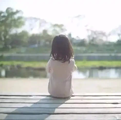 女儿远嫁父亲跳楼自杀中国父母的爱,是一场最难的退出