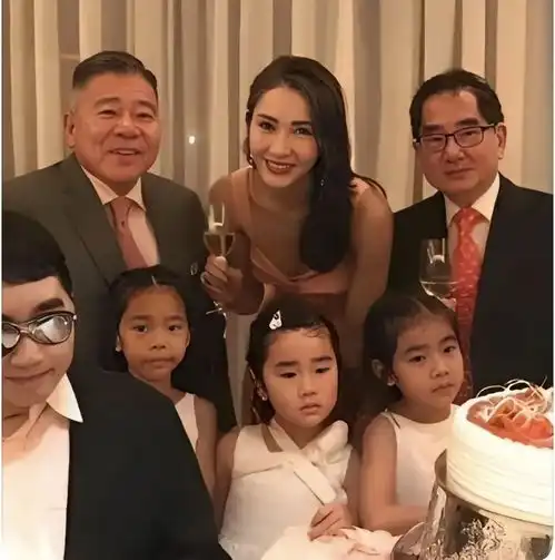 53岁黎姿与三个女儿同框,母女似姐妹反衬得富豪老公像爷爷