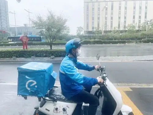 南京紫荆广场站蓝骑士周广权跑单途中做好事,为生活加点甜