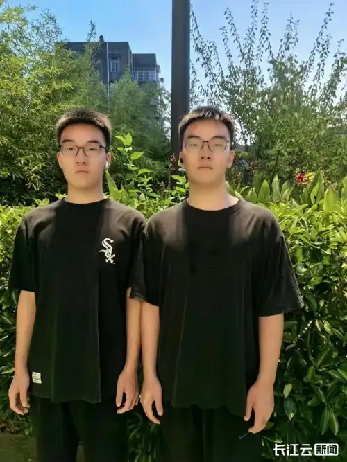 双胞胎兄弟神同步同校12年,又同上湖北大学