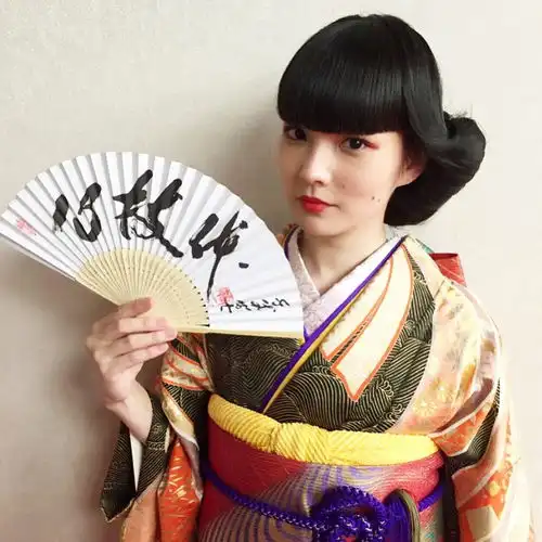 一张老气扁平脸却是时尚界的超级宠儿,还拿下日本人气男神