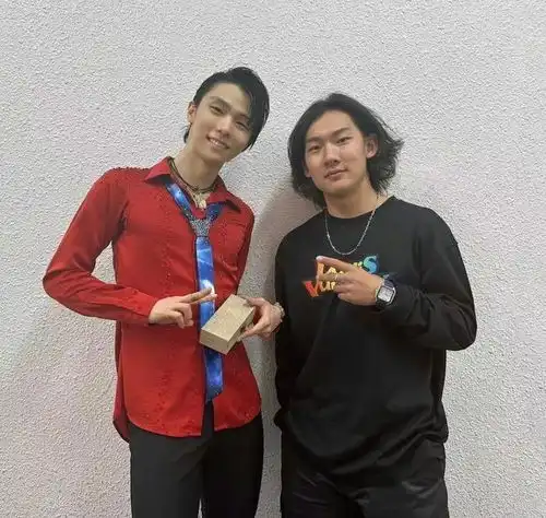 苏翊鸣与羽生结弦合影19岁栓子29岁柚子的组合明媚帅气