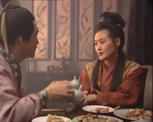 54岁武松丁海峰曝光在美国树林砍柴烤肉,美国豪宅尽显气派